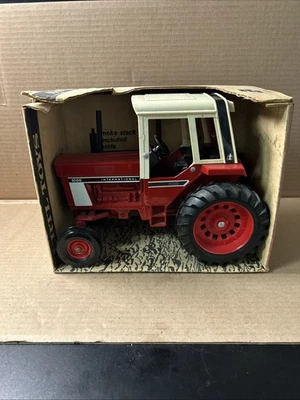 1/16 Ertl Farm Toy International 1086 Tractor Wide Front  - Image 1 of 4
