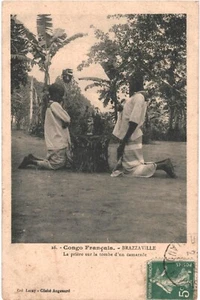 CPA Carte Postale Congo Brazzaville Prière sur la tombe d'un camarade VM86825ok - Picture 1 of 2