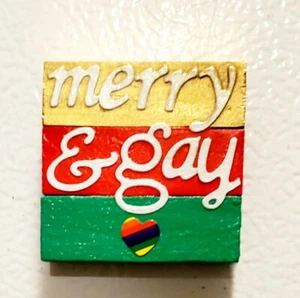 Feliz y Gay Navidad Corazón LGBTQ+ Orgullo Gay Madera Refrigerador Imán 2"x2" - Imagen 1 de 6