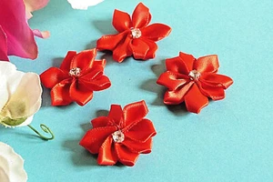 794B RAVISSANTES PETITES APPLICATIONS " FLEUR DE STRASS " SATIN LOT DE 4 FLEURS - Photo 1 sur 4