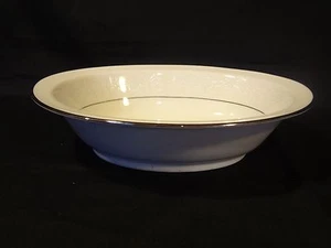 Noritake China Marseille 10" ovale Servierschüssel - weiße Schnörkel auf Elfenbein - Bild 1 von 5