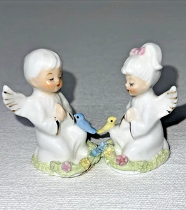 Zwei Mini Vintage NapcoWare betende Engel Figuren mit Vögeln, Bone China, 2" hoch - Bild 1 von 14
