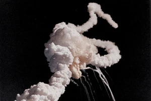 New 5x7 NASA Photo: Space Shuttle Challenger Explosion - Picture 1 of 1