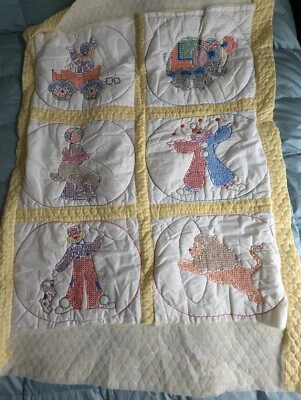 Edredón de bebé hecho a mano con figuras de circo bordadas, ¡listo para terminar! Foto 1 de 4