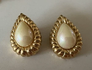 Vintage CHRISTIAN DIOR Ohrringe Perle und goldfarben durchbohrt - Bild 1 von 7