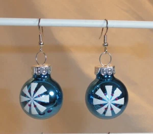 Brillante Azul y Blanco Invierno Brillo Copo de Nieve Pendientes Redondos Bola de Vidrio Navidad - Imagen 1 de 5