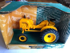 1941 John Deere "LI" Farm Toy Tractor in 1:16 Scale by Spec Cast toys new in box - Picture 1 of 22