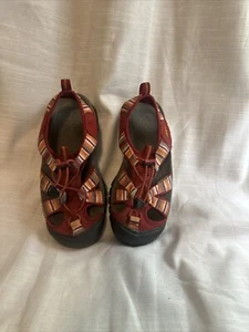 Sandalias para caminar Keen Newport talla 7M para mujer rojas a rayas deportivas atléticas impermeables - Imagen 1 de 6
