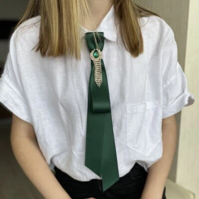 Elegante corbata delgada de satén negra hecha a mano con adornos de diamantes de imitación brillantes Foto 1 de 4