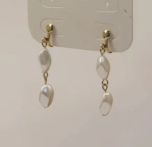 Clip on 1 1/2" gold and white hammered dangle pearl earrings - Picture 1 of 4