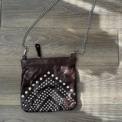 Bandolera Junior Drake de cuero marrón con tachuelas Foto 1 de 4