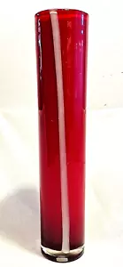 "Jarrón cilindro de vidrio fundido rojo con rayas de acento blanco, 16" - Imagen 1 de 5