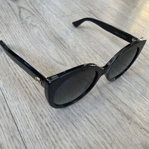 Gucci occhiali da sole donna occhio di gatto nero/grigio 55 mm GG0325S 001 55 - Foto 1 di 6
