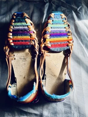 Sandalias planas para mujer de cuero genuino y detalles tejidos a rayas coloridas ~ 8 Foto 1 de 4