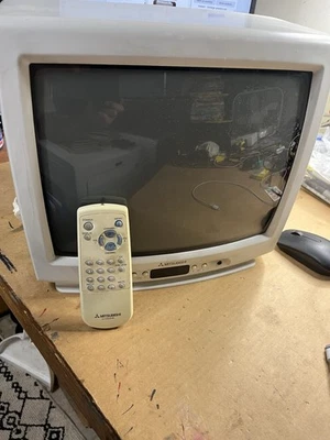 Televisión CRT vintage Mitsubishi retro para juegos blanca 13" modelo CS-13104 Foto 1 de 4