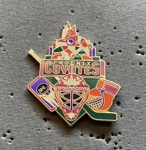 Phoenix Coyotes Goalie Equipment NHL Hockey Pin - Imagen 1 de 1