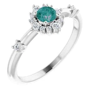 Anillo de plata esterlina cultivada en laboratorio alejandrita y estilo halo de diamantes de 1/6 CTW - Imagen 1 de 5