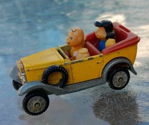 Peanuts And Snoopy rara auto pressofusa scala 1:76 (danneggiata) - Foto 1 di 5