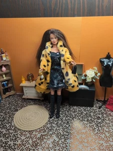 Barbie Clone Outfit - Pelzmantel, Kleid, Kniestiefel, Handtasche, Getränke - Bild 1 von 20