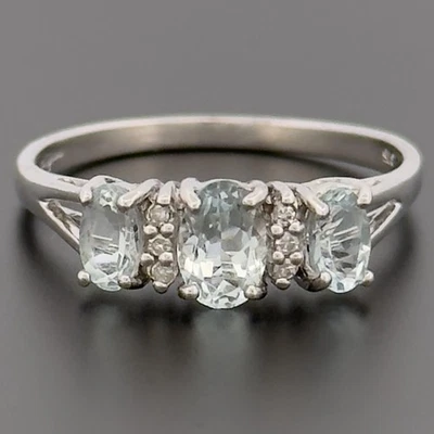 Anillo con racimo de tres piedras y aguamarina de oro blanco de 9 quilates talla O con sello Foto 1 de 4