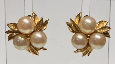 CINER  three 7 mm pearls cluster vintage clip earrings gold tone leaf surround - Image 1 of 4