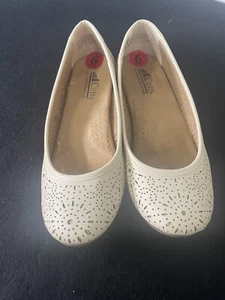 Cliffs by White Mountain KAREN Perforated Ballet Flat Women's Shoes 6M - Picture 1 of 7