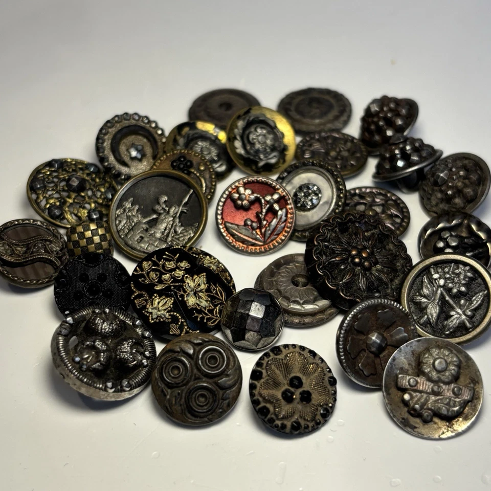 Lote Mixto de 29 Botones de Metal Antiguos y Vintage Victoriano Ornado Latón Esmalte Foto 1 de 4