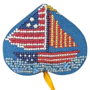 Adorno de corazón con cuentas "Sail Away" | Acabado de Mill Hill Heartful Charms Kit - Imagen 1 de 4