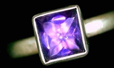 Anillo de plata amatista. Talla 8. Gema faceta superior puff cuadrado púrpura natural 6,8 mm. 925 Foto 1 de 4