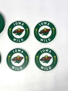 Set di 4 sottobicchieri Iowa Wild Hockey, con custodia e supporto in sughero - Foto 1 di 3