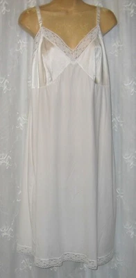 НОВЫЙ 44 ВИНТАЖНЫЙ VANITY FAIR ШЕЛКОВИСТЫЙ НЕЙЛОН СКОЛЬЖЕНИЯ КРУЖЕВА PIN UP ГЛАМУРНОЕ ПЛАТЬЕ SISSY ПОЛНЫЙ SLIP - Изображение 1 из 4