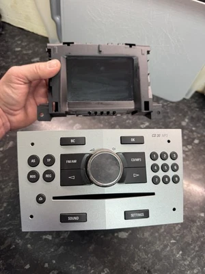 Vauxhall Astra Mk5 CD30 MP3 With Paired Multi Function Screen 13255554 SMV05 - Image 1 of 4