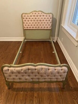 Vintage French Country Twin Silk Tufted Bed - Изображение 1 из 4