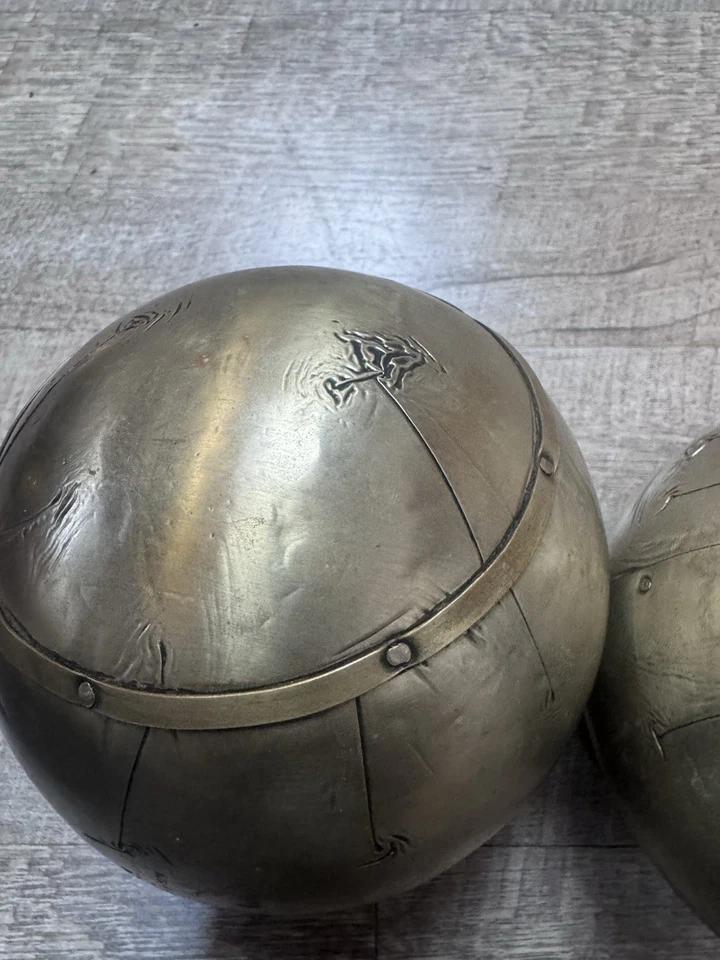 Juego de 2 esferas decorativas de metal vintage - bolas de orbe rústicas martilladas a mano Foto 1 de 4