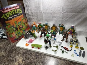 Konvolut 11 Vintage TMNT Figuren mit Koffer und viel Zubehör. - Bild 1 von 24
