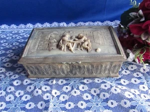 VINTAGE GENIUNE INCOLAY MÄNNER IN KNEIPENSZENE KLAPPDECKEL SCHMUCKKÄSTCHEN EXQUISIT 8" - Bild 1 von 9