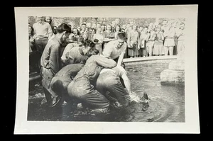 HAZING YOUNG MEN WRESTLE IN WATER FOUNTAIN & FINGERE DI SCHIACCIARE / ANNEGARE RAGAZZO GAY INT - Foto 1 di 3