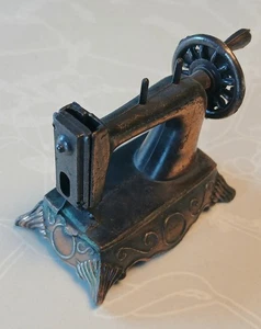 Bleistiftspitzer in Form einer alten Nähmaschine Sammlerstück 6,5 cm breit - Bild 1 von 2