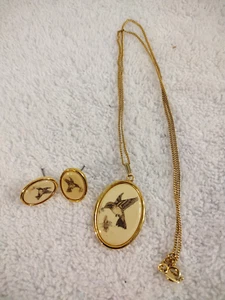 BARLOW HUMMINGBIRD GOLD TONE OVAL 18" NECKLACE & POST EARRINGS - Picture 1 of 2