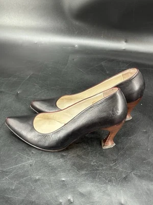 Zapatos de salón John Fluevog de cuero negro con punta puntiaguda hechos en Portugal para mujer talla 10 Foto 1 de 4