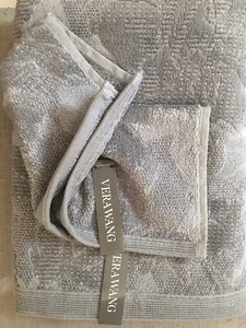 VERA WANG ETCHED FLORAL 2pc GREY 1 BATH 1 WASH GREY SCULPTURED TOWELS NWT NICE - Picture 1 of 7
