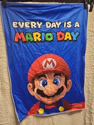 Тканевый плакат Nintendo Every Day Is A Mario Day 23 дюйма x 33 дюйма Gamestop - Изображение 1 из 4