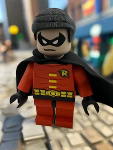 Minifigura impresa en 3D DC Robin (rojo/negro) a gran escala 8,5"- 9,5" - Imagen 1 de 6