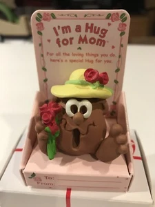 "I'm a Hug For Mom" - Figurina da collezione The Hug Factory nuova con scatola - Foto 1 di 6