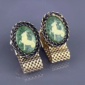 Capricorn Green Cameo Cufflinks Gold Tone Wrap Around Zodiac Wreath Vintage - Picture 1 of 7
