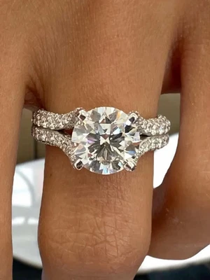 Alianza de oro blanco de 14 k con halo oculto de diamantes cultivados en laboratorio de corte redondo de 3,50 quilates Foto 1 de 4