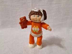 Cabbage Patch Kids 4" Poseable 1984 Girl w Teddy Bear Brown Hair Orange Outfit - Bild 1 von 18