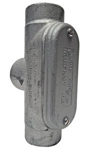 Crouse-Hinds TB-57 1.5" Conduit Body w/ Appleton FM7 570F 1.5" Cover - Picture 1 of 9