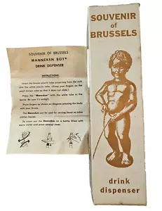Souvenir Bruxelles con scatola Manneken Boy dispenser plastica bevande colore oro vintage - Foto 1 di 17