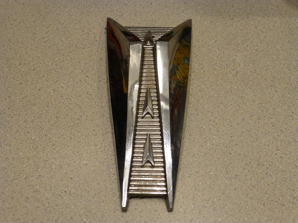 Dodge Seneca Pioneer 1960 capó de dardos rejilla emblema insignia adorno 1903477 Foto 1 de 4